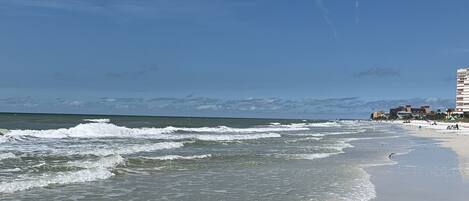 In Strandnähe, Liegestühle, Strandtücher