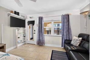 1 habitación, tabla de planchar con plancha, cuna de viaje y wifi 