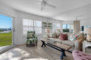 Een smart-tv, een dvd-speler, boeken en een stereo