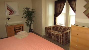 4 bedrooms, desk, iron/ironing board, free WiFi