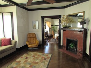 Smart TV, DVD player, books - Walk to the Falls from The Mint (Niagara Falls)