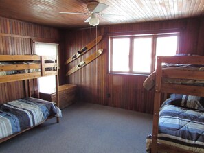 4 bedrooms, desk, iron/ironing board, free WiFi
