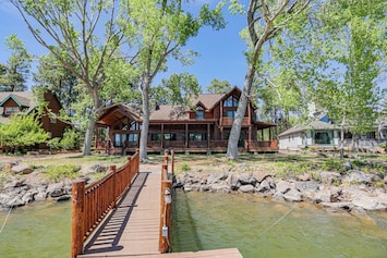 Expansive 4 Bedroom w/ kids bunkroom luxury cabin directly on the lake w/boats