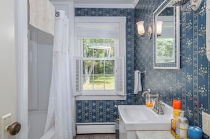 Combined shower/bathtub, hair dryer, towels, soap
