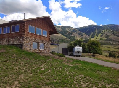 Come stay at the McMinn Inn and enjoy the mountian views!