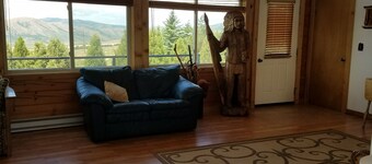 Come stay at the McMinn Inn and enjoy the mountian views!