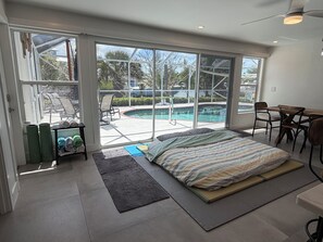 2 habitaciones, tabla de planchar con plancha y cuna de viaje 