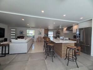 Smart-TV, DVD-spiller, bøker og filmbibliotek