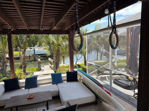 Bay Chalet - Pool, Fish Boat Dock, 2-3mi from Beaches, central location!