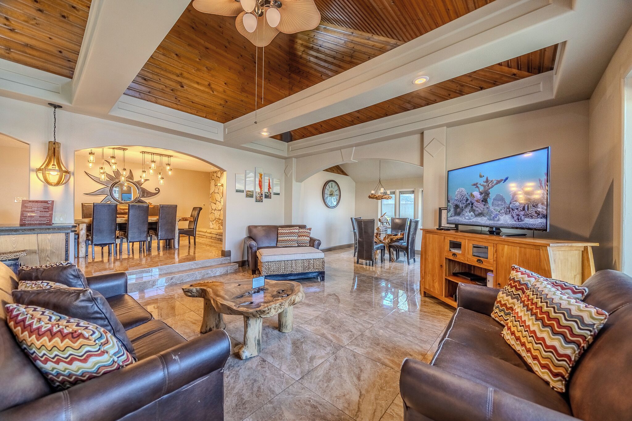 TV connectée, cheminée, lecteur de DVD, chaîne hi-fi