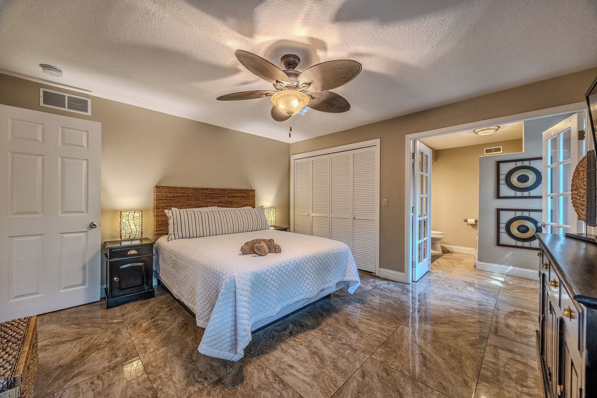 4 bedrooms, desk, iron/ironing board, free WiFi