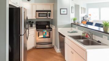 Refrigerador, microondas, horno, placa de cocina