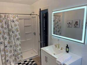 Douche, sèche-cheveux, serviettes fournies, shampoing