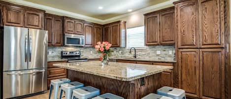 ثلاجة، ميكروويف، فرن، موقد طهي مسطح