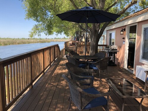 Deluxe "Waterfront" Vacation Bungalow on the River