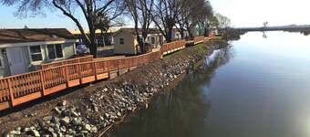 Deluxe "Waterfront" Vacation Bungalow on the River