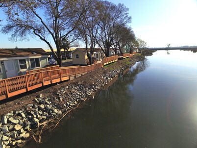 Deluxe "Waterfront" Vacation Bungalow on the River
