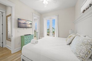 6 bedrooms, desk, iron/ironing board, free WiFi - Luxury BEACHFRONT Beach House - Pool & Spa - Direct Gulf Access - Entire Home (Bradenton Beach)