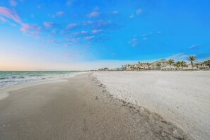 Plage, chaises longues, serviettes de plage