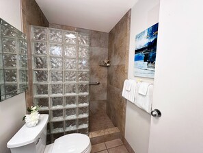 Dusche, Haartrockner, Handtücher