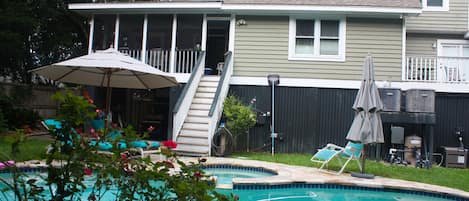 Una piscina al aire libre, una piscina climatizada