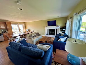 Smart TV, Netflix, Hulu, DVD player