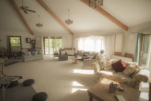 Kamin, Tischtennisplatte, Bücher, Stereoanlage