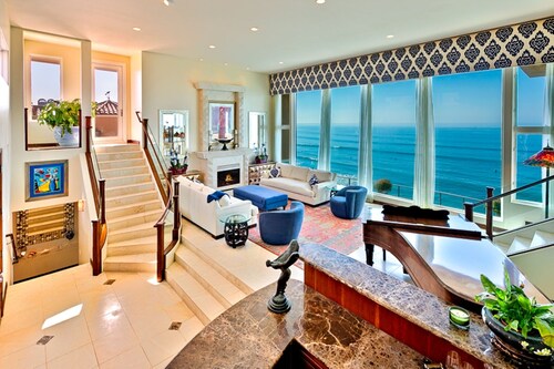 Oceanfront Beach, Pool, Hot Tub, Pickleball, Movie Theater, Elevator & Golf Cart