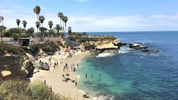 Plage, chaises longues, serviettes de plage