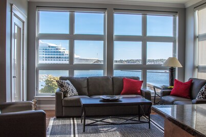  Walk to Fine Restaurants & Confederation Centre of The Arts.