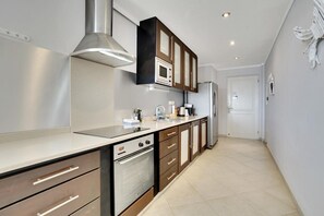 Dishwasher, coffee/tea maker, toaster