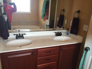Combined shower/bathtub, jetted bath, hair dryer, towels - All You Need and More! (louisville)
