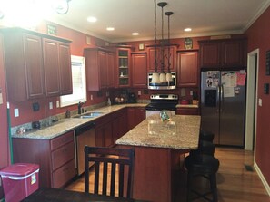 冷蔵庫、電子レンジ、オーブン、コンロ