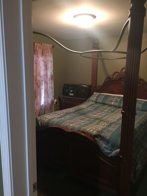 5 bedrooms, desk, iron/ironing board, travel cot - All You Need and More! (louisville)