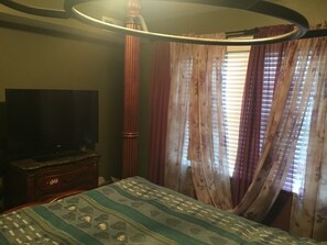 5 bedrooms, desk, iron/ironing board, travel crib - All You Need and More! (louisville)