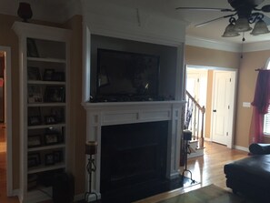 スマートテレビ、暖炉、ステレオ、書斎 / ワークスペース