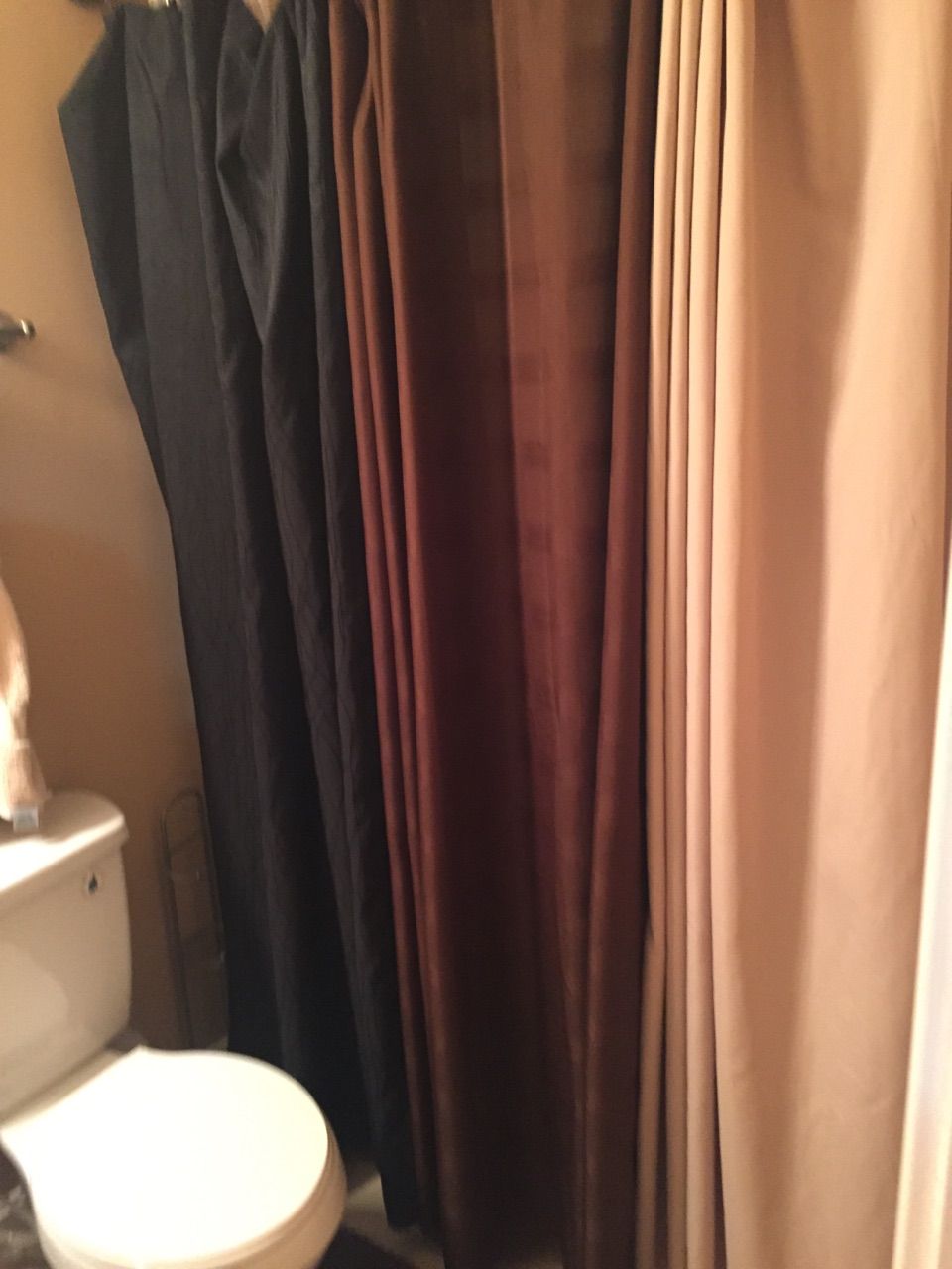 Ein Badezimmer mit Toilette, einer Duschvorhang und einem Badewannen-Vorhang.