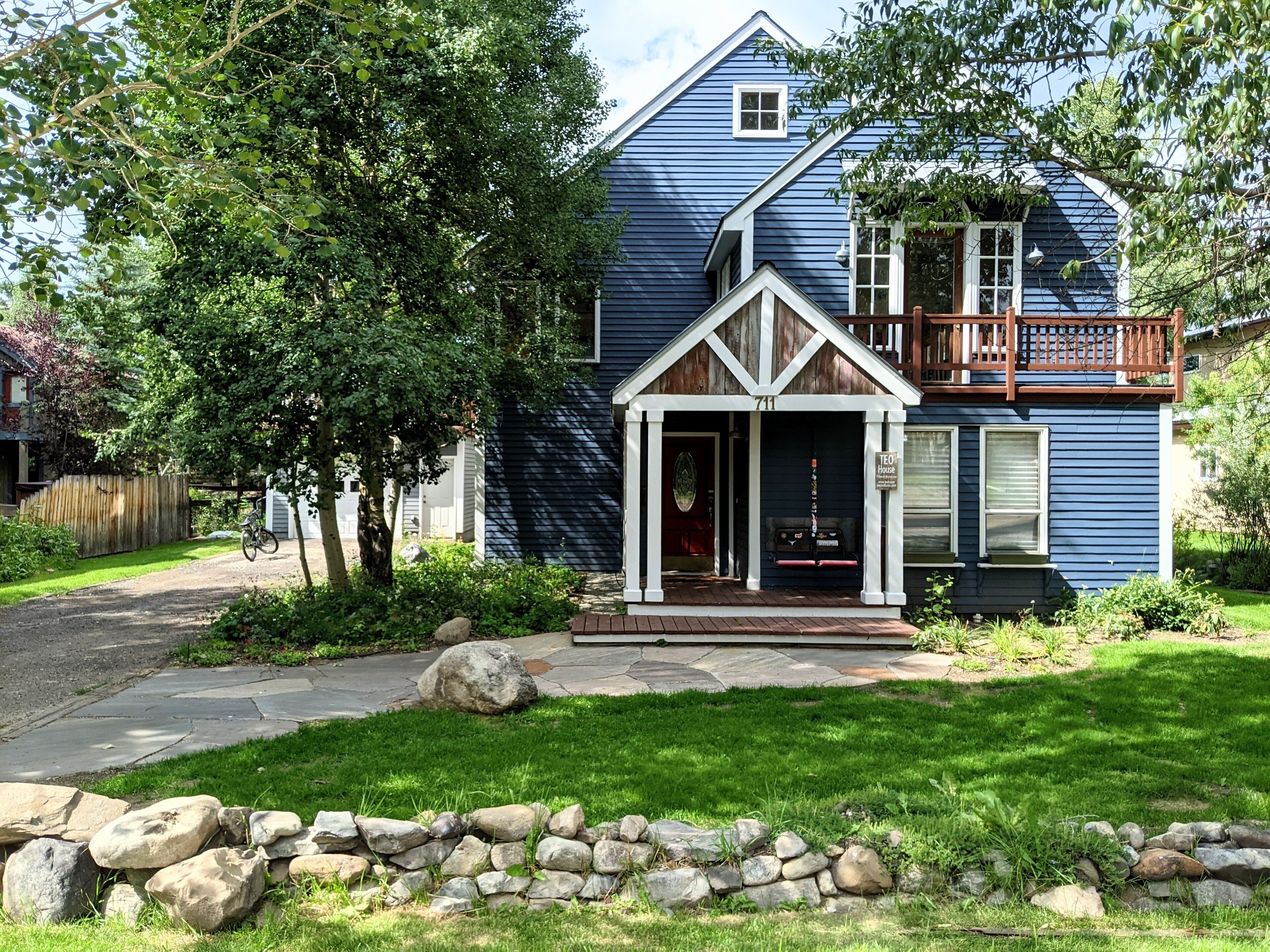 Beautiful 4 br/3 ba with huge yard & 2 living areas