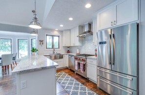 Kjøleskap, mikrobølgeovn, ovn og kokeplater