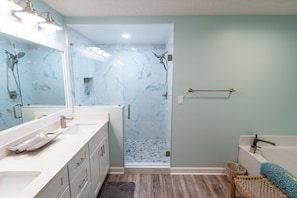 Combined shower/tub, jetted tub, hair dryer, towels