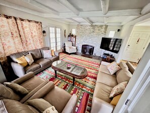 Smart TV, fireplace, DVD player, books - Gem of the Berkshires. Mountain View. Short walk to lake & downtown. (Great Barrington)