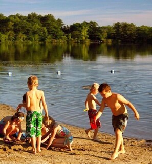 Sun loungers, beach towels - Gem of the Berkshires. Mountain View. Short walk to lake & downtown. (Great Barrington)