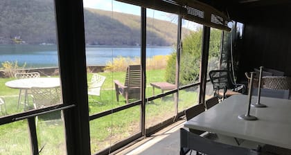 Quiet, Private Lakefront Cottage - Skaneateles Lake