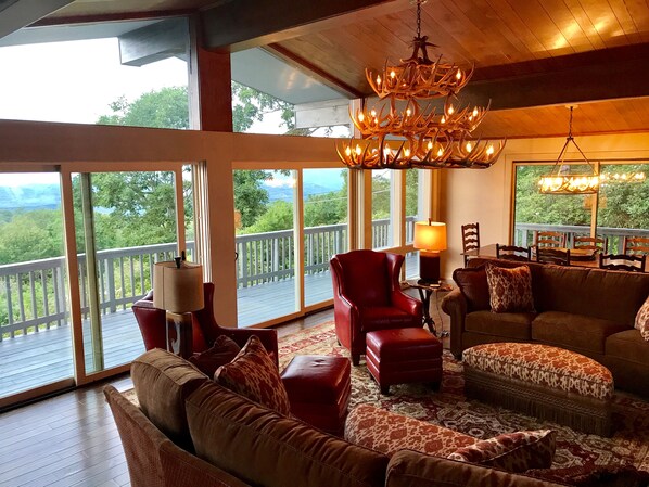 Smart TV, fireplace, books - Spacious 4 Bedroom Sleeps 12 Luxury Mountaintop Home (Highlands)