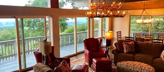 Spacious 4 Bedroom Sleeps 12 Luxury Mountaintop Home
