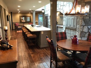 Dining - Spacious 4 Bedroom Sleeps 12 Luxury Mountaintop Home (Highlands)