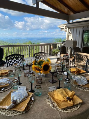 Outdoor dining - Spacious 4 Bedroom Sleeps 12 Luxury Mountaintop Home (Highlands)