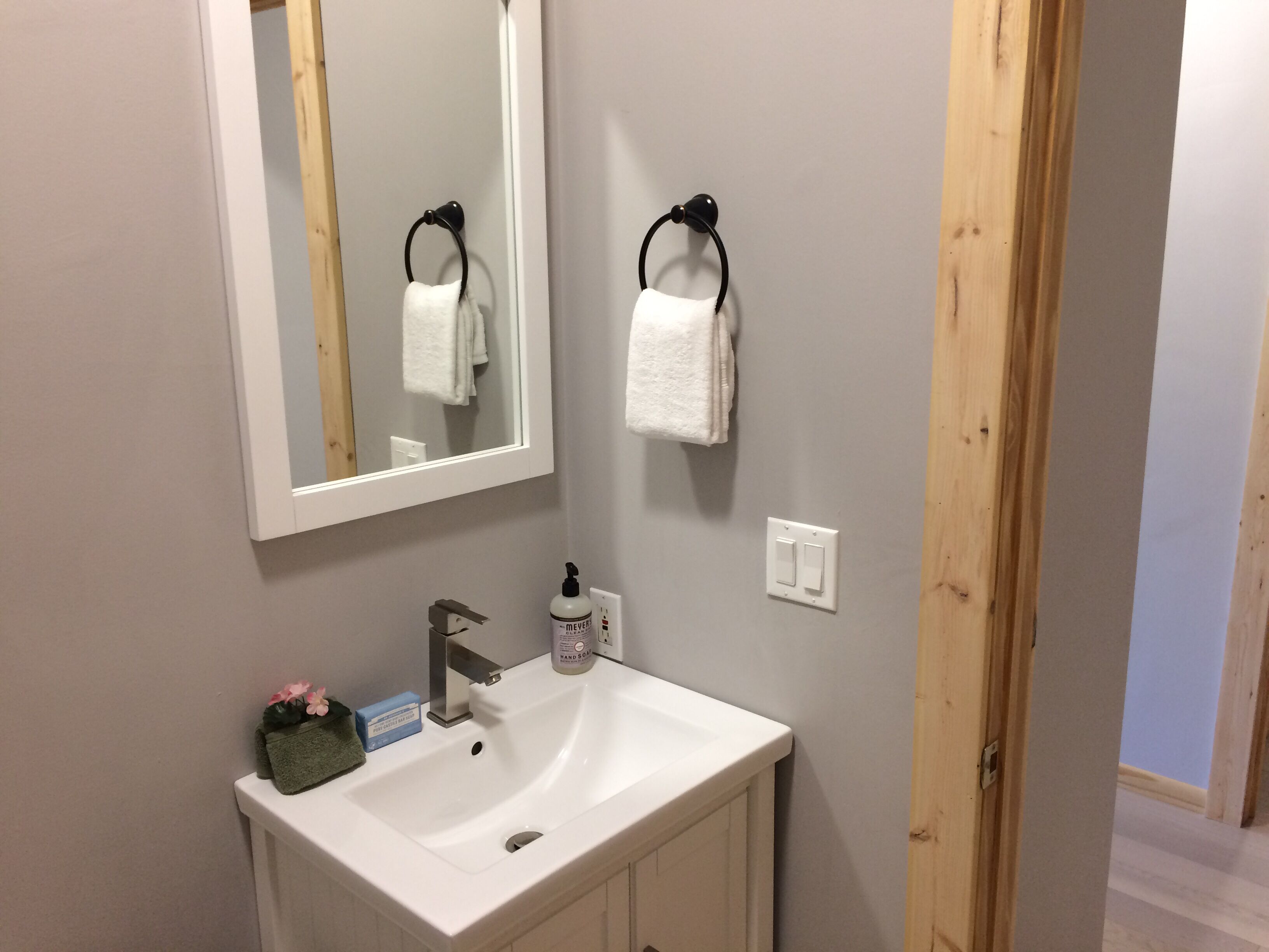 Douche, sèche-cheveux, serviettes fournies, savon