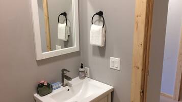 Douche, sĂšche-cheveux, serviettes fournies, savon