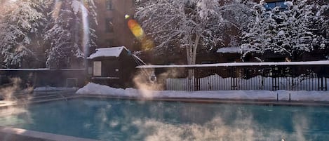 حمّام سباحة خارجي، حمّام سباحة مُدفَّأ